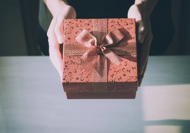 gift, happy birthday, box, ribbon. Distinguishing one-off gift buyers from repeat customers